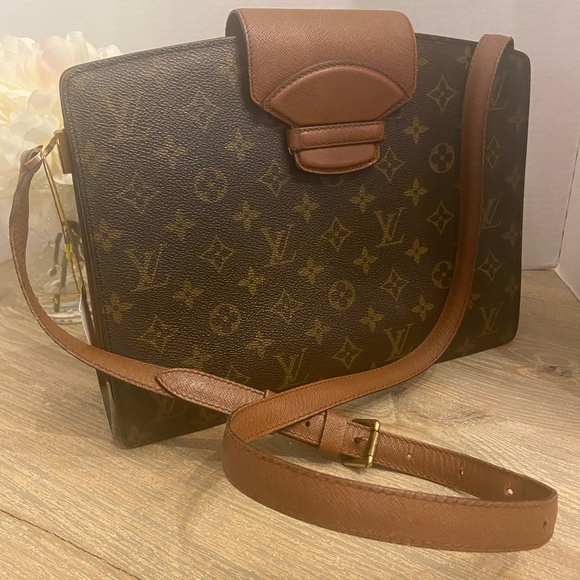 Authentic Louis Vuitton Courcelles Vintage Monogram Canvas Messenger Bag - Picture 4 of 16